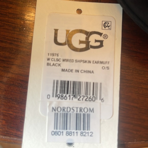 UGG black fur wired earmuffs built in speakers - Picture 9 of 9